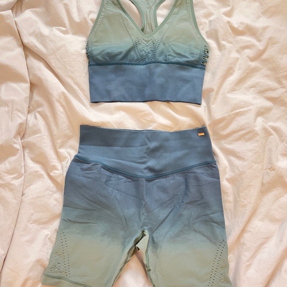 VICTORIA SECRET PINK WORKOUT MATCHING SET
TOP: x small
Shorts: small - Picture 3 of 6